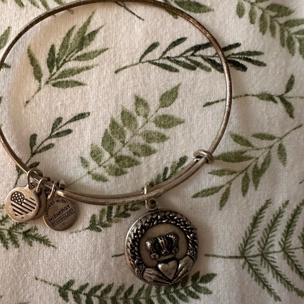 Claddagh bracelet